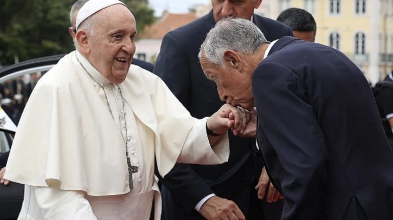 Marcelo diz a Papa Francisco que Portugal o acolhe de « braços abertos »