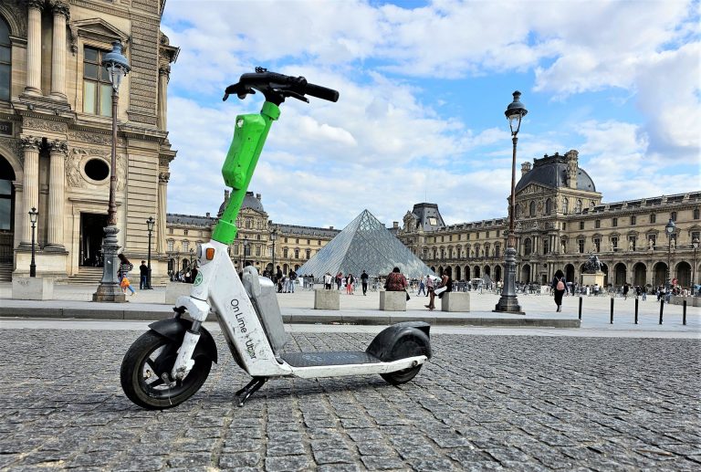 Paris acaba com aluguer de trotinetes elétricas e impõe novas regras para este meio de transporte