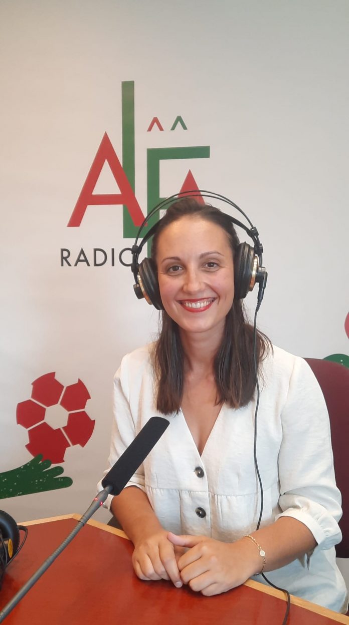 Céline Lopes dans les studios de Radio Alfa ® Didier Caramalho