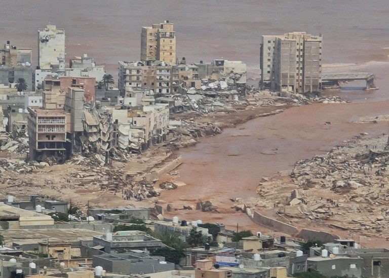 Líbia. A tragédia de que se fala pouco. 6 mil mortos e 10 mil desaparecidos. A devastação das inundações