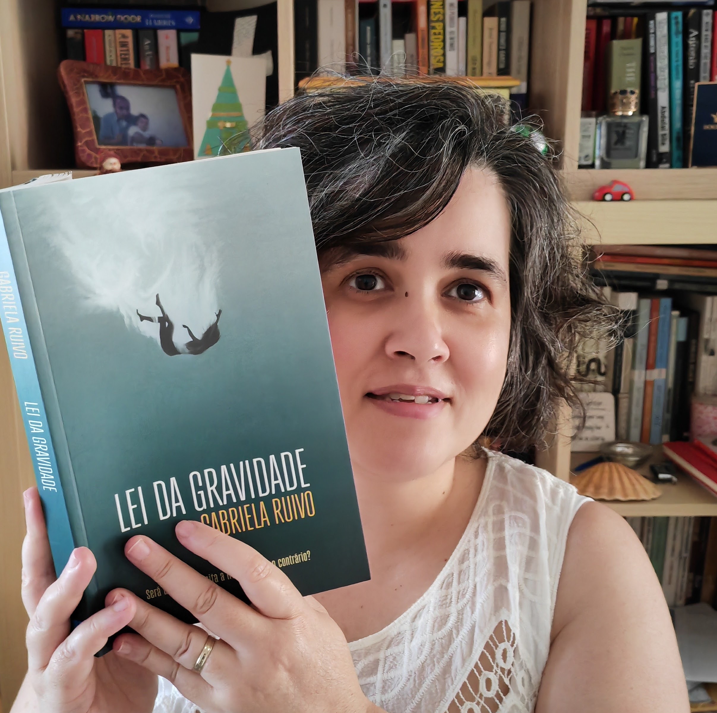 o-livro-da-semana-lei-da-gravidade-de-gabriela-ruivo-radio-alfa