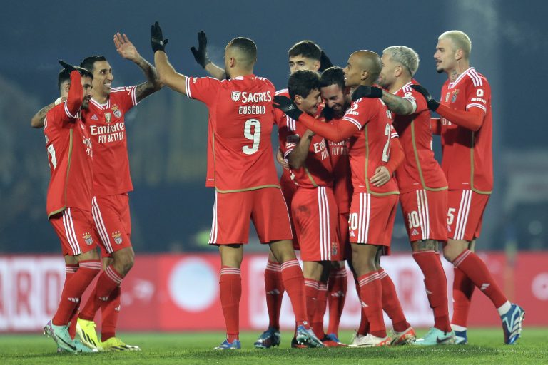 Benfica vence em Arouca e continua a um ponto do Sporting