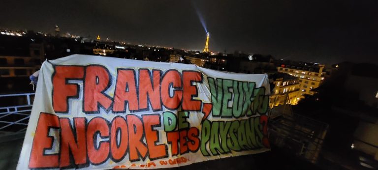 França. « Agriculteurs en colère » continuam a bloquear autoestradas em todo o país