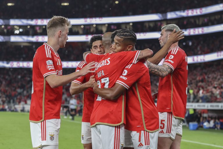 Benfica goleia Vizela e isola-se provisoriamente na liderança da I Liga