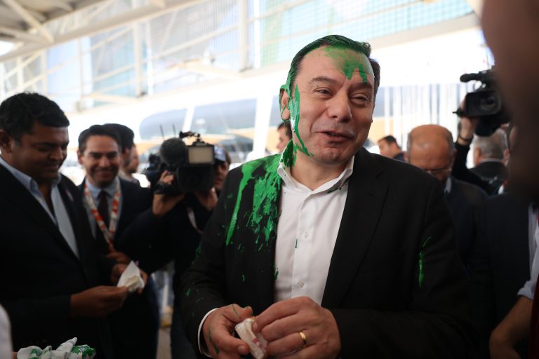 Portugal/Eleições. Luís Montenegro atingido por tinta verde num protesto de ativistas do clima