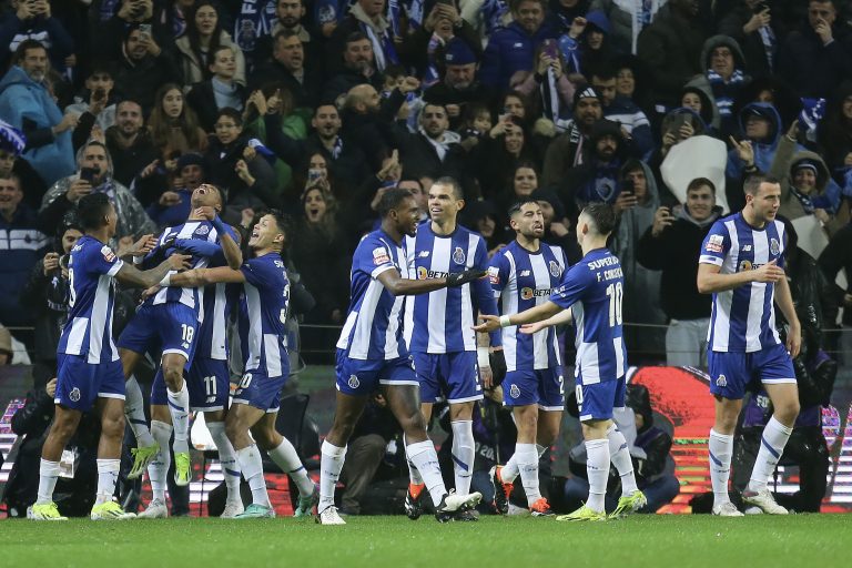 FC Porto goleia Benfica, que perde primeiro lugar para o Sporting