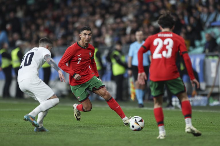 Eslovénia bate Portugal e acaba com trajeto 100% vitorioso de Roberto Martínez
