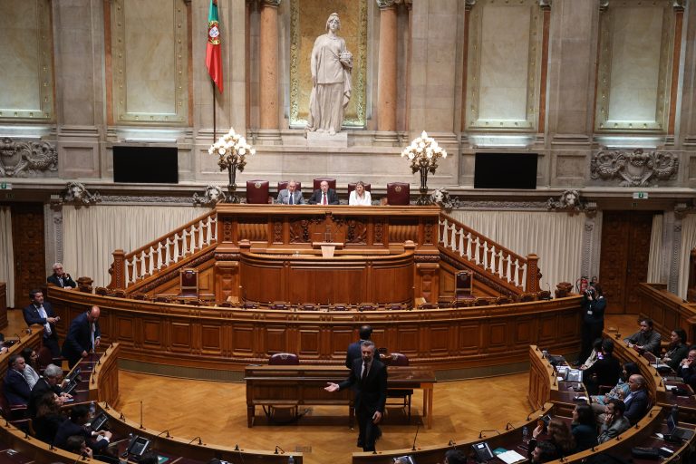 Sem maioria. Deputados vão tentar eleger hoje pela 4ª vez o presidente do parlamento português