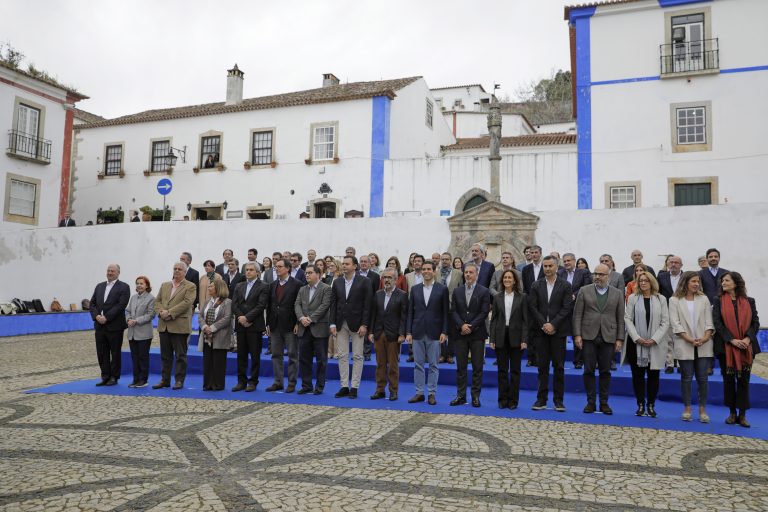 Foto de família de todos os membros do XXIV Governo Constitucional, com Luís Montenegro, em Óbidos
