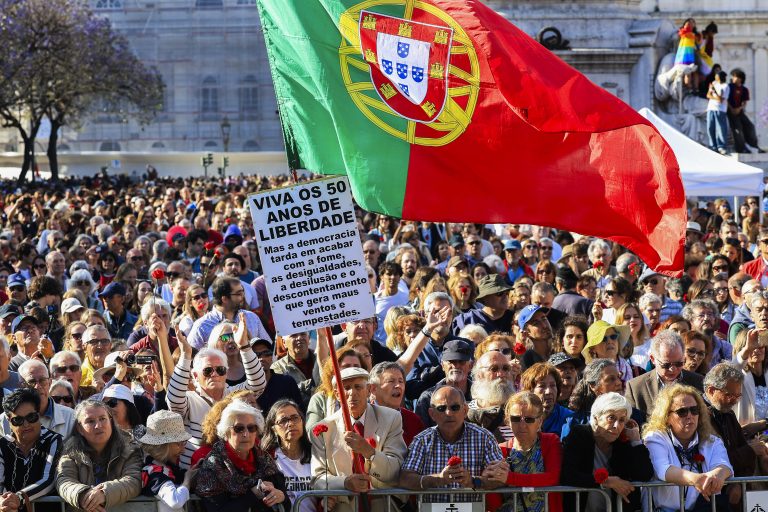 25 Abril/50 anos. Centenas de milhares gritaram em Lisboa: « Abril sempre, fascismo nunca mais ». 