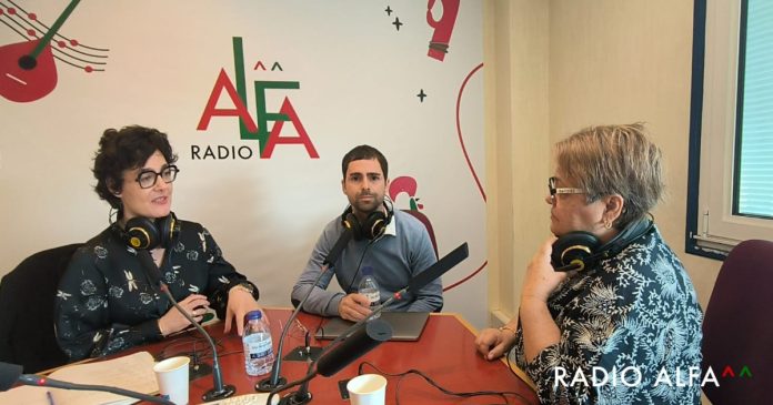 (de gauche à droite) Florence Canouï-Poitrine, Marc-Antoine Benderra et Suzette Fernandes dans les studios de Radio Alfa.