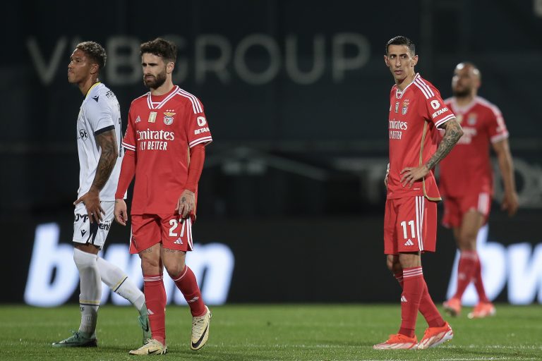 Famalicão vence Benfica e ‘oferece’ título nacional ao Sporting