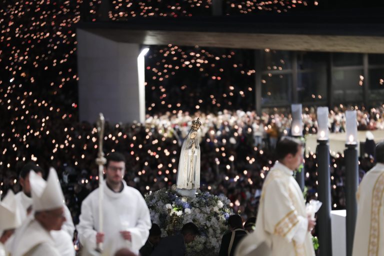 Milhares de fiéis participaram na noite da Procissão das Velas e na Vigília de Oração em Fátima