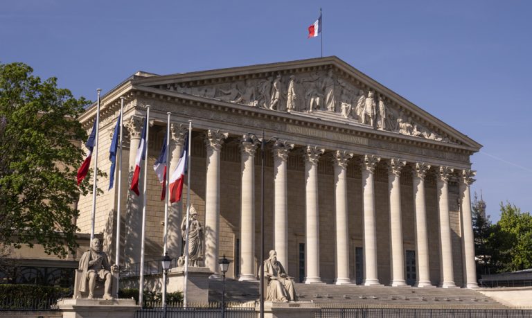 França: Yaël Braun-Pivet reeleita Presidente da Assembleia Nacional. Macronistas derrotam esquerda.