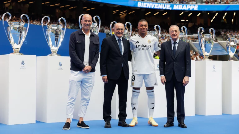 Mbappé cumpre sonho no Real Madrid e replica apresentação do ídolo Ronaldo