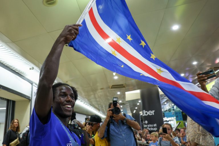 Em festa. Paris2024: Medalhado David Pina ‘abraçado’ por Cabo Verde na chegada a Lisboa