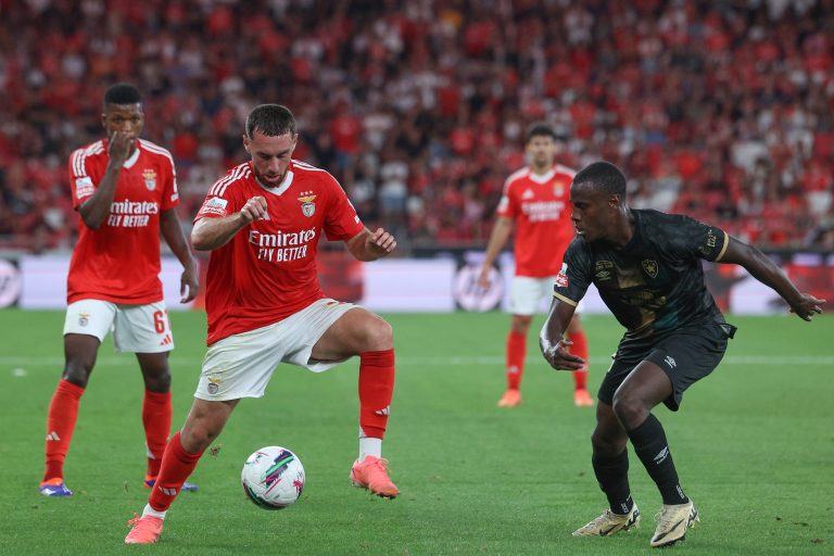 Benfica vence Estrela da Amadora e mantém perseguição aos líderes da I Liga