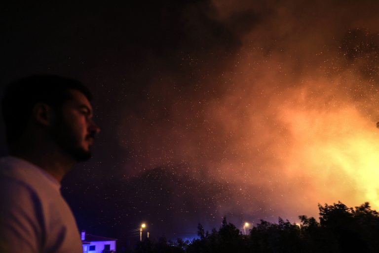 Incêndios. Portugal continua a arder. Alguns títulos da imprensa desta 4ª feira. Lista de estradas cortadas