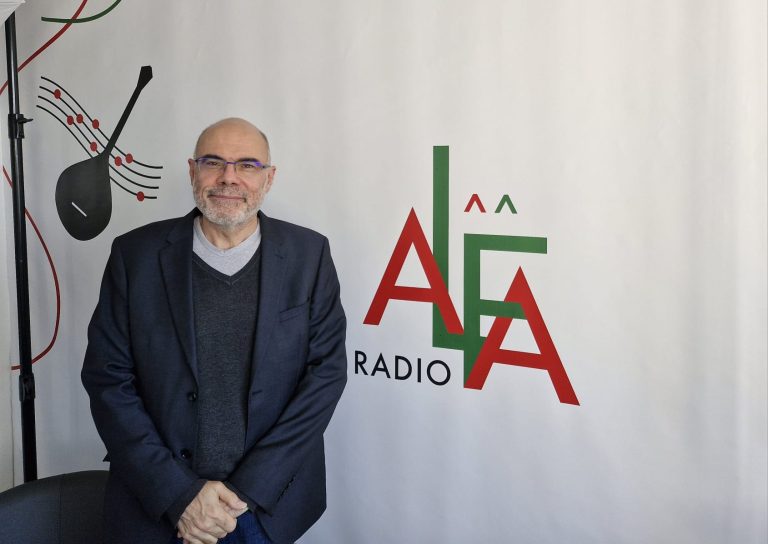 Nicolas Barral dans les studios de Radio Alfa.