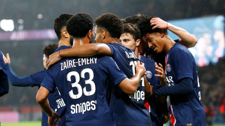 PSG vence Estrasburgo e sobe à liderança da Liga francesa