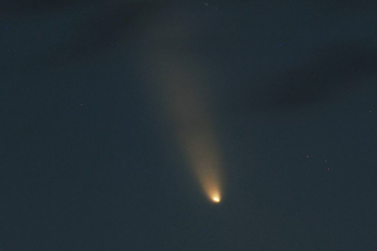 Imagens da passagem do « cometa do século » em Portugal