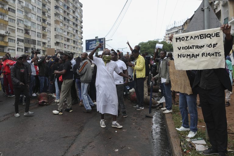 Moçambique/Eleições: Polícia carrega sobre manifestantes no centro de Maputo