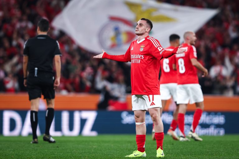 Aktürkoglu marca três na goleada ao Rio Ave para a quarta vitória seguida do Benfica no campeonato