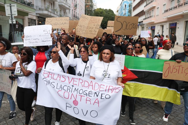 Mais de uma centena de manifestantes em Lisboa para pedir « povo no poder » em Moçambique