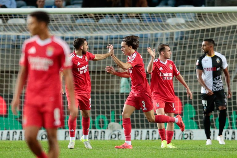 Benfica dá a volta ao resultado e vence lanterna-vermelha Farense