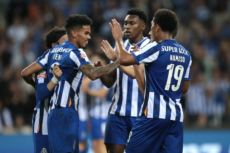 FC Porto goleia Estoril Praia e mantém diferenças para o líder