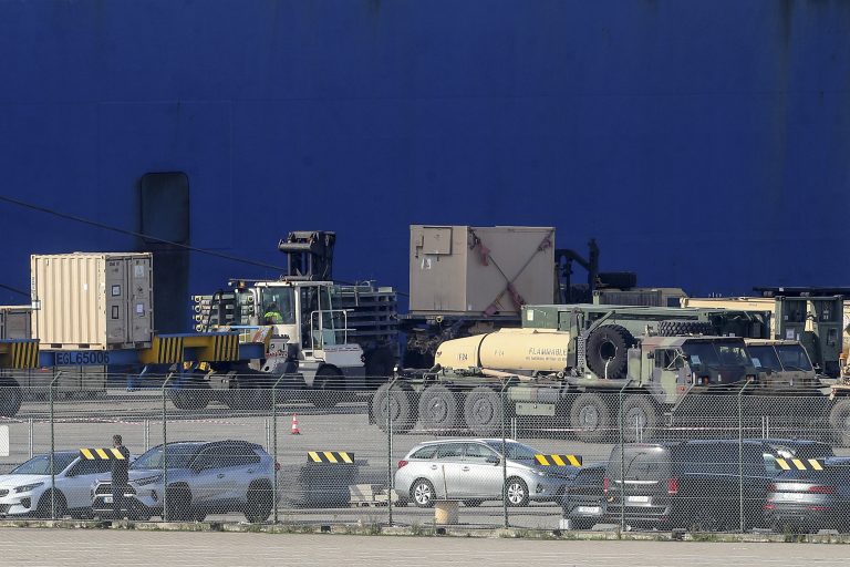 Porto de Setúbal recebe material militar americano em trânsito para a Ucrânia – fotos