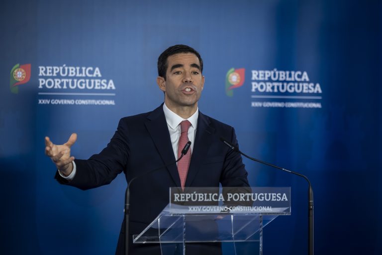 Governo aumenta salário mínimo para 870 euros em 2025