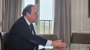 François Hollande en interview avec Didier Caramalho dans son cabinet à Paris, lundi 28 octobre 2024