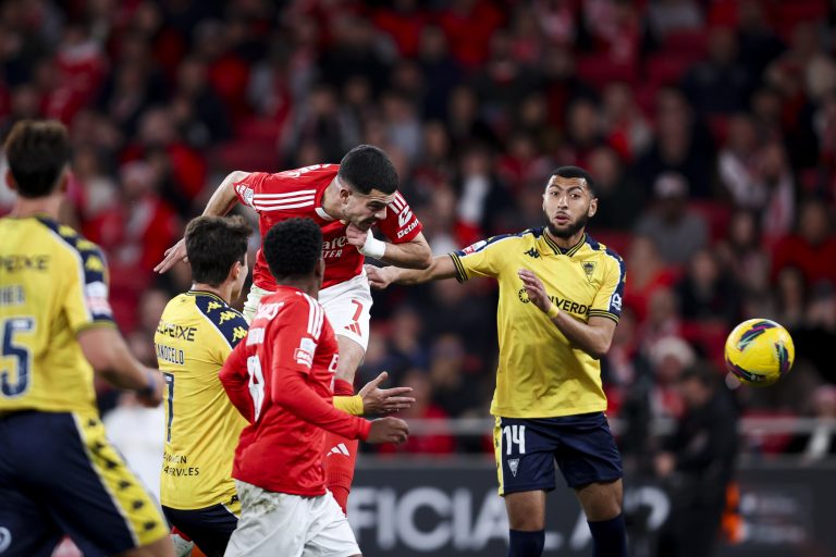 Benfica vence Estoril Praia e isola-se na liderança da I Liga