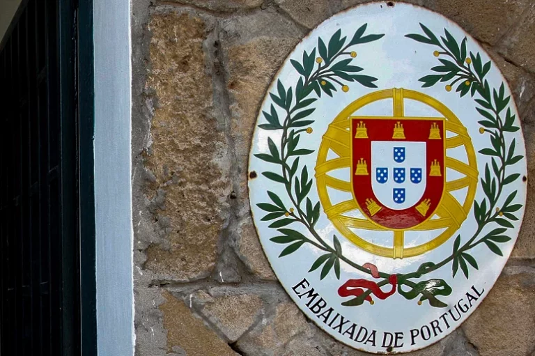 Atentado. Portugal obrigado reagir com firmeza perante danos na Embaixada em Kiev