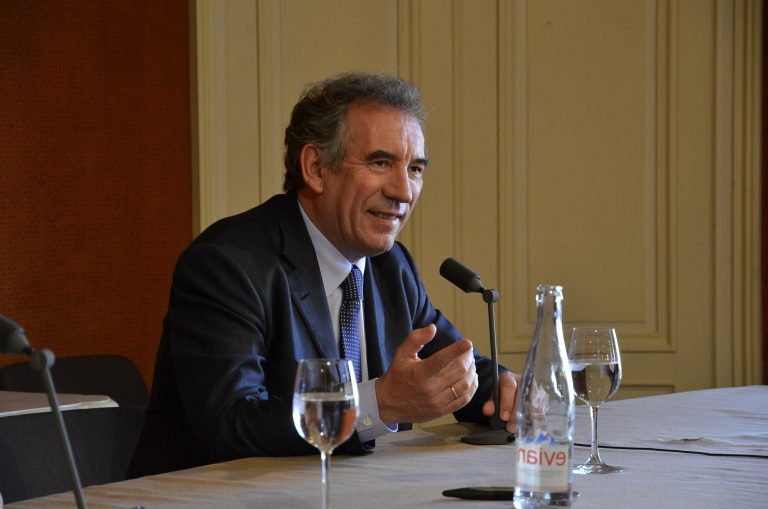 França: Dois ex-PM no novo executivo de Bayrou