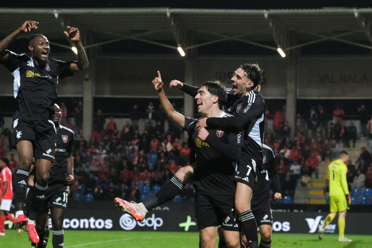 Benfica perde com Casa Pia e pode ficar ainda mais longe do líder