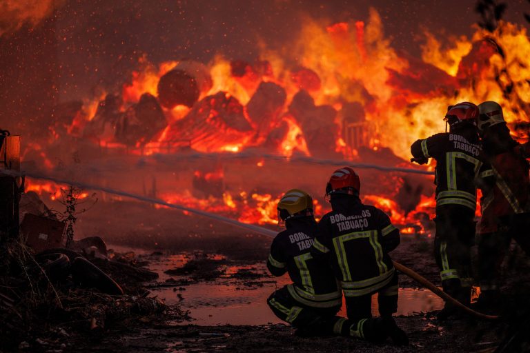Incêndios: Governo atribui 50 mil euros a bombeiros de concelhos afetados pelos fogos
