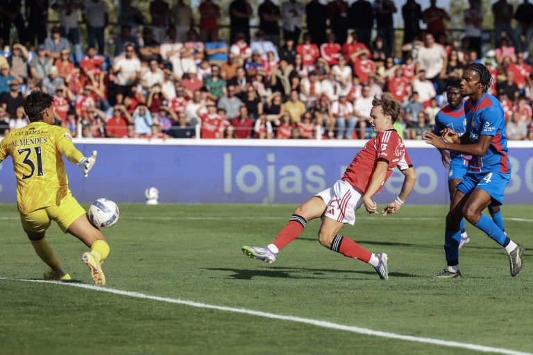 Benfica vence em Alverca e iguala Sporting na classificação