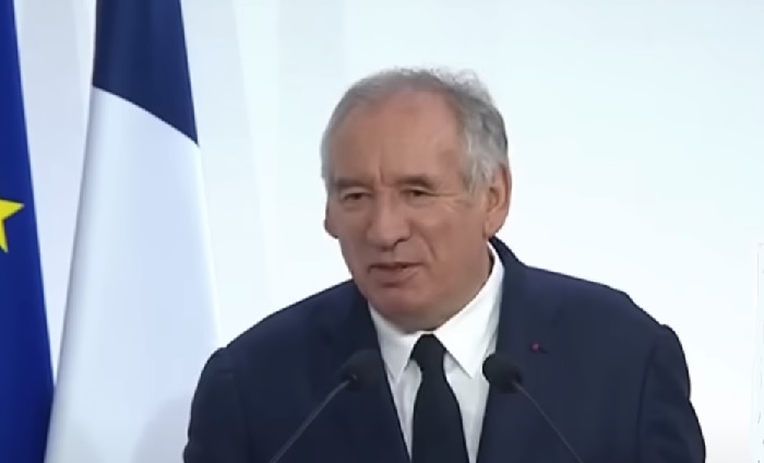 Governo francês cai após chumbo de voto de confiança no parlamento