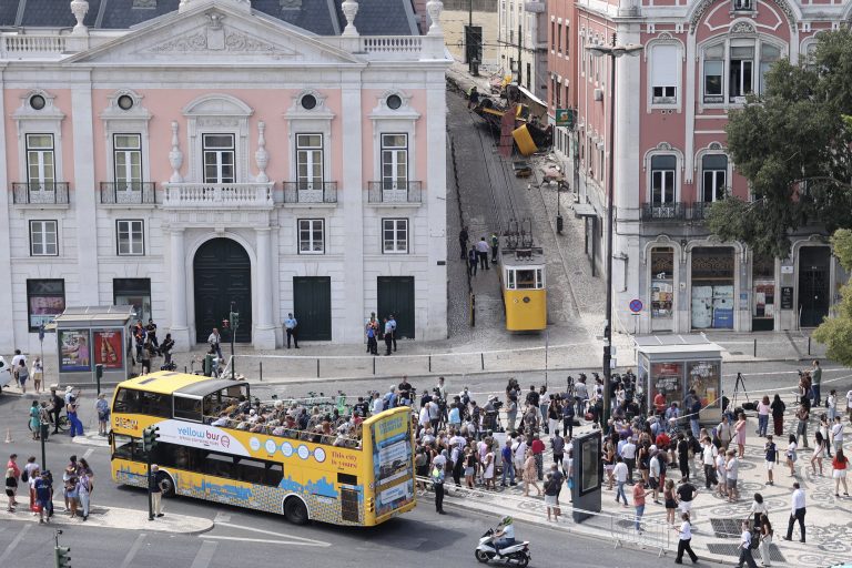 Acidente/Elevador: Identificadas nacionalidades de oito vítimas mortais, cinco são portuguesas