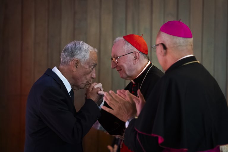 “Número dois” do Vaticano pede aos políticos que lutem pela dignidade humana e recusem a mediocridade 