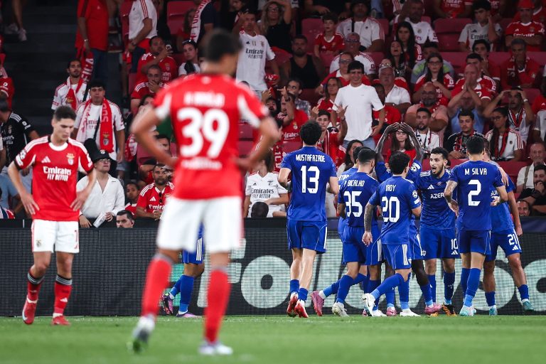 Benfica desperdiça vantagem de dois golos e perde com o Qarabag