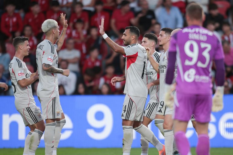 Mourinho estreia-se no Benfica com triunfo na visita ao AVS