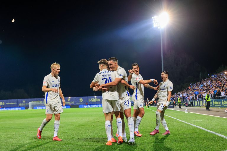 FC Porto goleia em Arouca e continua 100% vitorioso na liderança