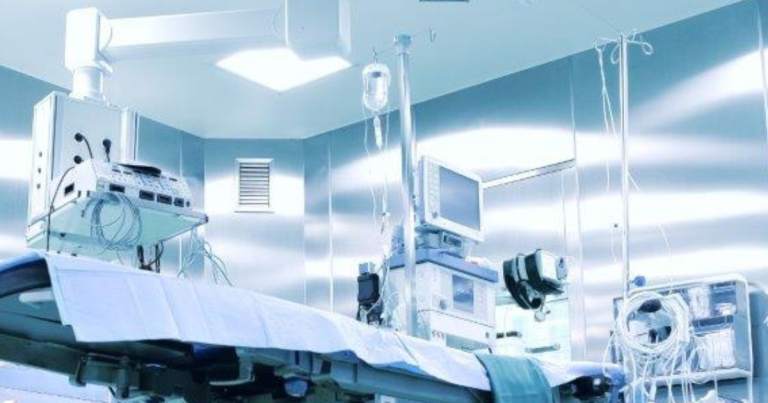 Médico britânico interrompeu operação durante oito minutos para ter relações com enfermeira.