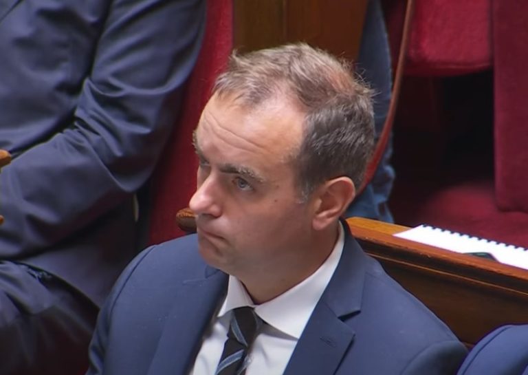 Presidente francês nomeia ministro da Defesa como primeiro-ministro