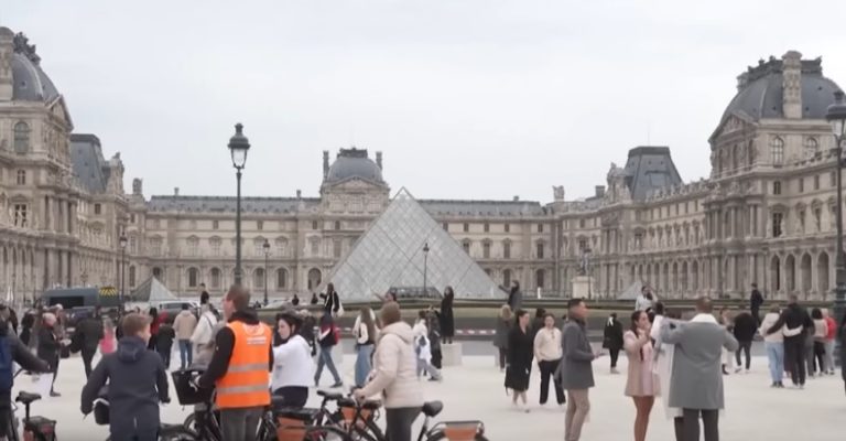 Detidos dois homens ligados ao roubo de joias no Museu do Louvre