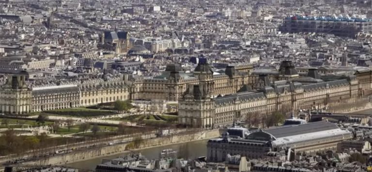 Museu do Louvre fechado após assalto hoje durante a abertura
