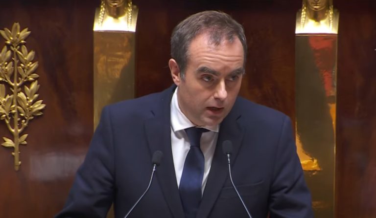 Sébastien Lecornu escapa à censura, as moções da LFI e do RN foram rejeitadas.